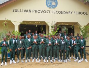 PICHANI NI WANAFUNZI WA KIDATO CHA NNE WAKIWA KWENYE SUTI ZA GRADUATION